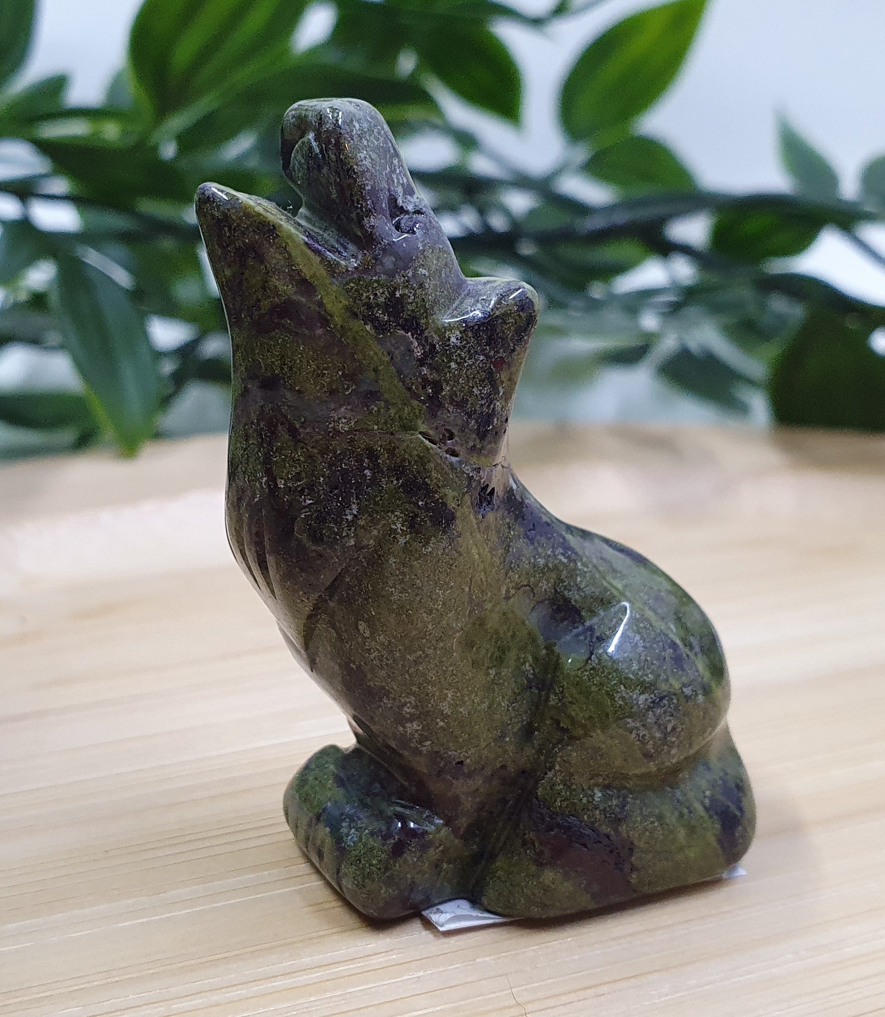 Dragons Blood Howling Wolf Carving